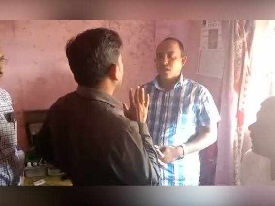 Bogus Doctor : हिंगोलीत बोगस डॉक्टरांचा पर्दाफाश, तीन क्लिनिकवर आरोग्य प्रशासनाची कारवाई Bogus Doctor : हिंगोलीत बोगस डॉक्टरांचा पर्दाफाश, तीन क्लिनिकवर आरोग्य प्रशासनाची कारवाई