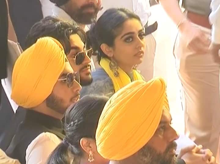 ਉਨ੍ਹਾਂ ਦੀ ਬੇਟੀ ਸੀਰਤ ਦੀ ਉਮਰ ਕਰੀਬ 21 ਸਾਲ ਤੇ ਬੇਟਾ ਦਿਲਸ਼ਾਨ 17 ਸਾਲ ਦਾ ਹੈ। ਦਿਲਸ਼ਾਨ ਬਾਸਕਟਬਾਲ ਵਿੱਚ ਆਪਣਾ ਹੱਥ ਅਜ਼ਮਾ ਰਿਹਾ ਹੈ। ਇਸ ਤੋਂ ਪਹਿਲਾਂ ਸੀਐਮ ਭਗਵੰਤ ਮਾਨ ਦੇ ਦੋਵੇਂ ਬੱਚੇ ਅਤੇ ਪਤਨੀ ਇੰਦਰਪ੍ਰੀਤ ਕੌਰ 2014 ਦੀਆਂ ਲੋਕ ਸਭਾ ਚੋਣਾਂ ਵਿੱਚ ਦਿਖਾਈ ਦਿੱਤੇ ਸੀ।