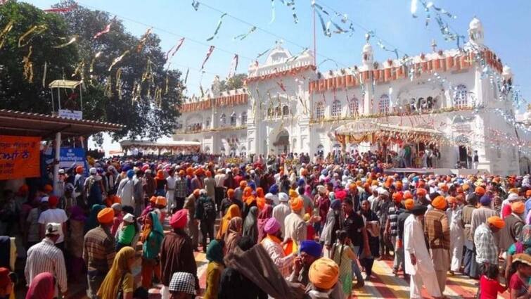 Hola Mohalla 2022: The first phase of Hola Mohalla ends, the second phase starts from tomorrow at Sri Anandpur Sahib Hola Mohalla 2022: ਹੋਲੇ ਮਹੱਲੇ ਦਾ ਪਹਿਲਾ ਪੜਾਅ ਸਮਾਪਤ, ਕੱਲ੍ਹ ਤੋਂ ਸ੍ਰੀ ਅਨੰਦਪੁਰ ਸਾਹਿਬ ਵਿਖੇ ਦੂਜੇ ਪੜਾਅ ਦੀ ਸ਼ੁਰੂਆਤ