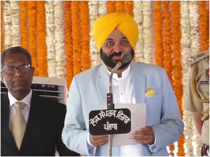 Punjab New Chief Minister Bhagwant Mann Oath Taking Ceremony become 17 CM of State Bhagwant Mann Swearing-in: पंजाब की राजनीति में नया अध्याय, अरविंद केजरीवाल की मौजदूगी में भगवंत मान ने राज्य के 17वें मुख्यमंत्री के तौर पर ली शपथ