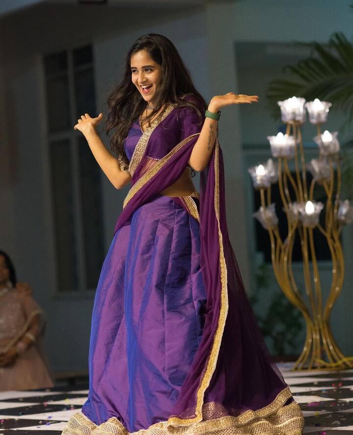 దీప్తి సునయన ఎక్కడుంటే అక్కడ సందడే. ఏ చిన్న మూమెంట్ ను ఆమె వదులుకోకుండా ఎంజాయ్ చేస్తుంది. -Image Credit: DeepthiSunaina/Instagram