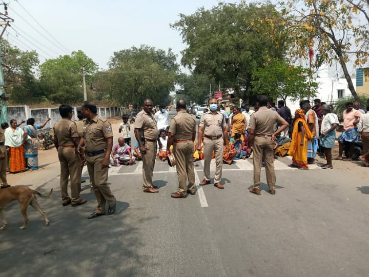 விநாயகர் சிலை அமைப்பது தொடர்பான எழுந்த சர்ச்சை : மண்ணெண்ணெய் கேனுடன்  மறியலில் ஈடுபட்ட பாஜகவினர்.