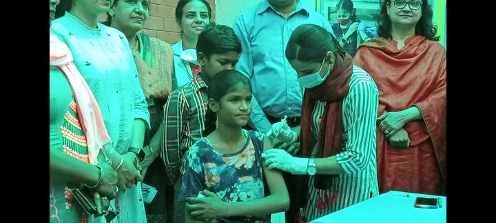 ਮੋਗਾ ਵਿੱਚ ਬੱਚਿਆਂ ਵਿੱਚ ਵੈਕਸੀਨ ਲਵਾਉਣ ਲਈ ਕਾਫ਼ੀ ਉਤਸ਼ਾਹ ਦੇਖਣ ਨੂੰ ਮਿਲ ਰਿਹਾ ਹੈ। ਜਦੋਂ ਬੱਚਿਆਂ ਨਾਲ ਗੱਲ ਕੀਤੀ ਤਾਂ ਉਨ੍ਹਾਂ ਕਿਹਾ ਕਿ ਇਹ ਵੈਕਸੀਨ ਸਾਨੂੰ ਕੋਰੋਨਾ ਤੋਂ ਬਚਾਵੇਗੀ ਤੇ ਅਸੀਂ ਅਪੀਲ ਕਰਦੇ ਹਾਂ ਸਾਰੇ ਬੱਚਿਆਂ ਨੂੰ ਇਹ ਵੈਕਸੀਨ ਜ਼ਰੂਰ ਲਵਾਉਣੀ ਚਾਹੀਦੀ ਹੈ।