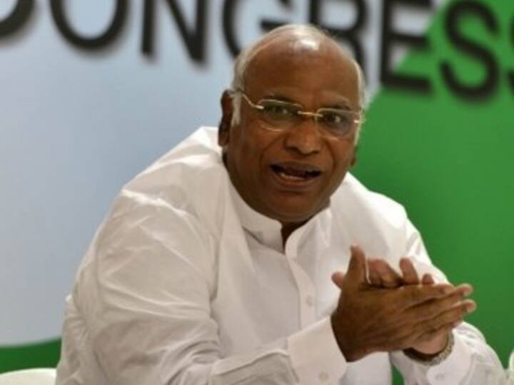 National Herald Case: Congress Leader Mallikarjun Kharge Questioned By Enforcement Directorate National Herald Case: ప్రతిపక్ష నేతలకు ఈడీ వరుస షాక్‌లు- ఆ కేసులో ఖర్గేను ప్రశ్నించిన అధికారులు