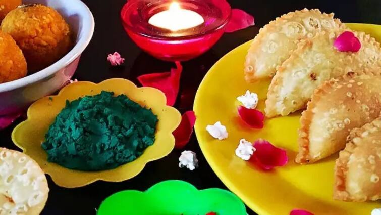 Holi 2022 Gujiya Recipe: Holi Festival Is Incomplete Without Gujiyas, Make It At Home With Mawa, know in details Holi 2022: হোলির দিন বানিয়ে ফেলুন সুস্বাদু গুজিয়া, রইল রেসিপি