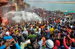 Chita Bhasma Holi : বারাণসীতে প্রথা মেনে পালিত ‘চিতাভস্ম হোলি’, শুরু উৎসব