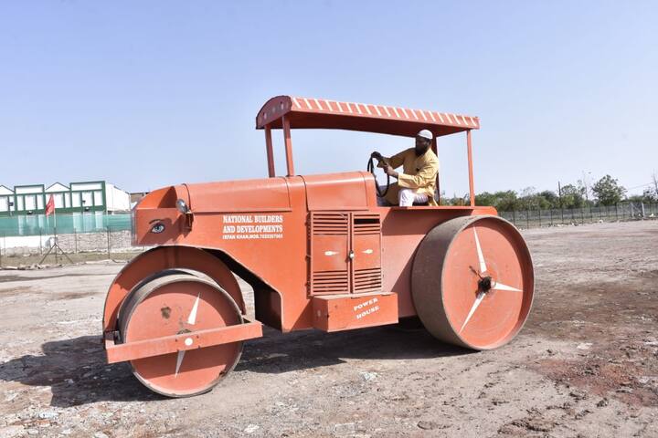 हाजी इरफान खान यांनी हॉकीचे मैदान प्रत्यक्षात आणण्यासाठी कोणतीही कसर सोडली नाही. 10 लाखांहून अधिक खर्च आतापर्यंत त्यांनी केला आहे.