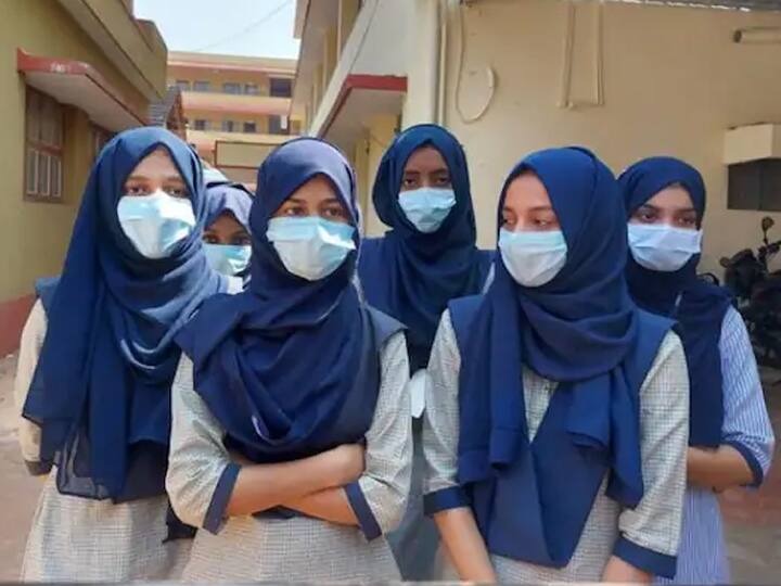 Hijab row: SC refuses urgent hearing on pleas against Karnataka High Court verdict Hijab Row: હિજાબ મામલા પર તત્કાળ સુનાવણી કરવાનો SCનો ઇનકાર, કહ્યુ- આ કેસને પરીક્ષા સાથે કોઇ સંબંધ નથી