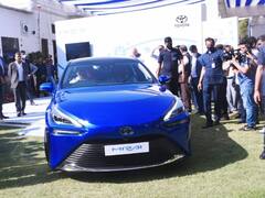 In Pics : ग्रीन हायड्रोजन इंधनावर चालणारी कार लॉन्च, Toyota Mirai कारचं नितीन गडकरींच्या हस्ते उद्घाटन