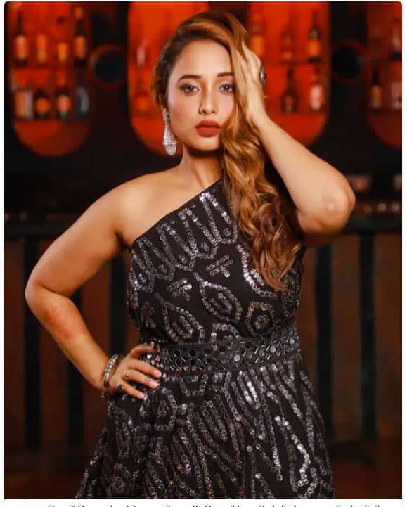ਰਾਣੀ ਨੇ ਆਪਣੇ ਲੁੱਕ ਨੂੰ ਵੱਡੇ ਏਅਰਿੰਗ, ਲਾਈਟ ਮੇਕਅੱਪ ਤੇ ਬਲੈਕ ਹੀਲਸ ਨਾਲ ਆਪਣਾ ਪੂਰਾ ਕੀਤਾ ਹੈ।