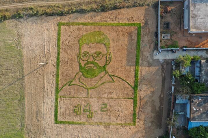 సుకుమార్కు సువీక్షిత్ బొజ్జా వీరాభిమాని. పాన్ ఇండియా సినిమా 'పుష్ప'తో భారీ విజయం అందుకుని, దిగ్గజ దర్శకుల్లో ఒకరిగా నిలిచిన సుకుమార్ కోసం ఏదైనా కొత్తగా చేయాలనుకున్నారు. అభిమాన దర్శకుడిపై ప్రేమతో కడపలోని రెండున్నర ఎకరాల తన సొంత వ్యవసాయ భూమిలో వరి సాగు చేశారు. ఒక వీడియో సాంగ్ కూడా రూపొందించారు. అది చూసిన సుకుమార్