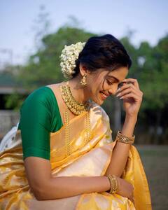 Pooja Sawant: हसरा चेहरा, केसात गजरा; पूजावर खिळल्या साऱ्यांच्या नजरा!