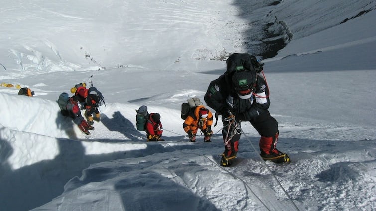 world's highest tea party on mount Everest setting a new Guinness world record Mount Everest: সবচেয়ে উঁচু চায়ের আড্ডা, নাম উঠল গিনেস বুকে