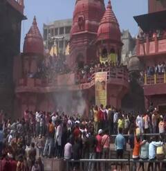 Bhasma Holi 2022: વારાણસીના મણિકર્ણિકા ઘાટ પર ચિતાની રાખ સાથે રમાઈ હોળી, જુઓ મસાણની આ અનોખી હોળીની તસવીરો