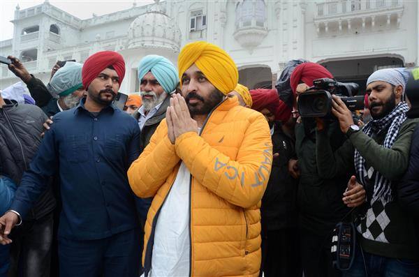 ਮਾਨ ਨੇ ਸ਼ਹੀਦ ਊਧਮ ਸਿੰਘ ਸਰਕਾਰੀ ਕਾਲਜ ਤੋਂ ਸਾਲ 1992 ਵਿੱਚ ਬੀ.ਕਾਮ ਪਹਿਲੇ ਸਾਲ ਦੀ ਪ੍ਰੀਖਿਆ ਪਾਸ ਕੀਤੀ ਸੀ। ਸਾਲ 2015 'ਚ ਭਗਵੰਤ ਮਾਨ ਦਾ ਵਿਆਹ ਇੰਦਰਪ੍ਰੀਤ ਕੌਰ ਨਾਲ ਹੋਇਆ ਸੀ ਪਰ ਹੁਣ ਦੋਵੇਂ ਵੱਖ ਹੋ ਗਏ ਹਨ। ਉਨ੍ਹਾਂ ਦੇ ਦੋ ਬੱਚੇ ਵੀ ਹਨ।