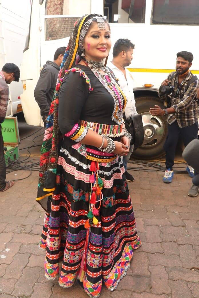 तो फिर देर किस बात की है, आप भी इन स्टार्स के साथ तैयार हो जाइए होली के खुशनुमा रंग में प्यार भरे गुलाल उड़ाने के लिए.