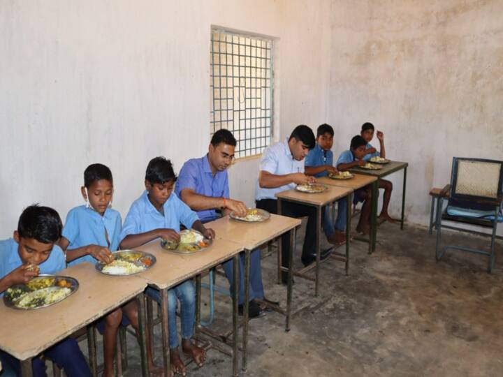 Chhattisgarh News: जिला कलेक्टर ने स्कूल के साथ इन जगहों का किया औचक निरीक्षण, खुद खाना चखकर की गुणवत्ता की जांच Chhattisgarh District Collector did inspection many places checking quality of food in Koriya ANN Chhattisgarh News: जिला कलेक्टर ने स्कूल के साथ इन जगहों का किया औचक निरीक्षण, खुद खाना चखकर की गुणवत्ता की जांच