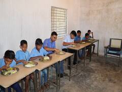 Chhattisgarh News: जिला कलेक्टर ने स्कूल के साथ इन जगहों का किया औचक निरीक्षण, खुद खाना चखकर की गुणवत्ता की जांच