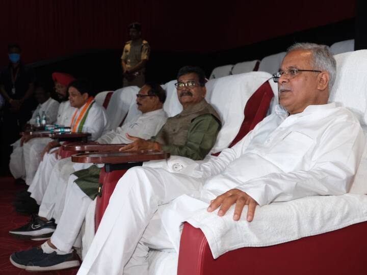 Chhattisgarh CM Bhupesh Baghel watch the kashmir files with Assembly speaker and MLAs ann The Kashmir Files: फिल्म 'द कश्मीर फाइल्स' देखने पहुंच सीएम भूपेश बघेल, विधानसभा अध्यक्ष समेत ये विधायक रहे मौजूद
