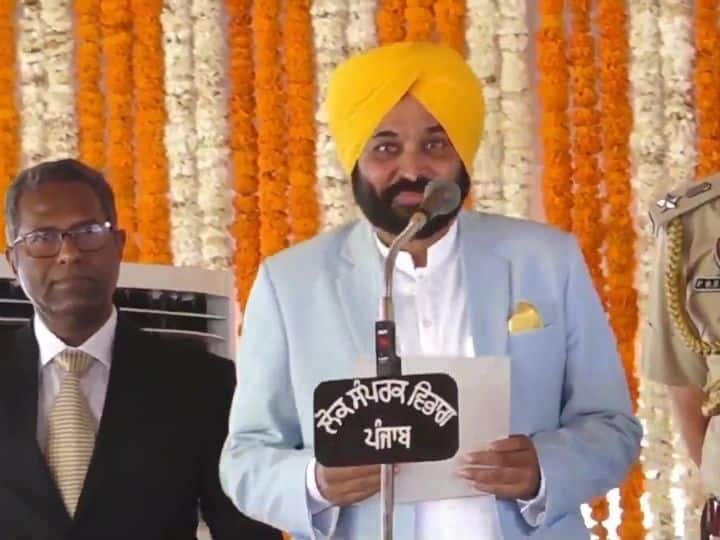 punjab-new-chief-minister-bhagwant-mann-oath-taking-ceremony.1 Punjab New Chief Minister: पंजाबमध्ये 'आप' पर्व सुरू; भगवंत मान यांनी घेतली मुख्यमंत्रीपदाची शपथ