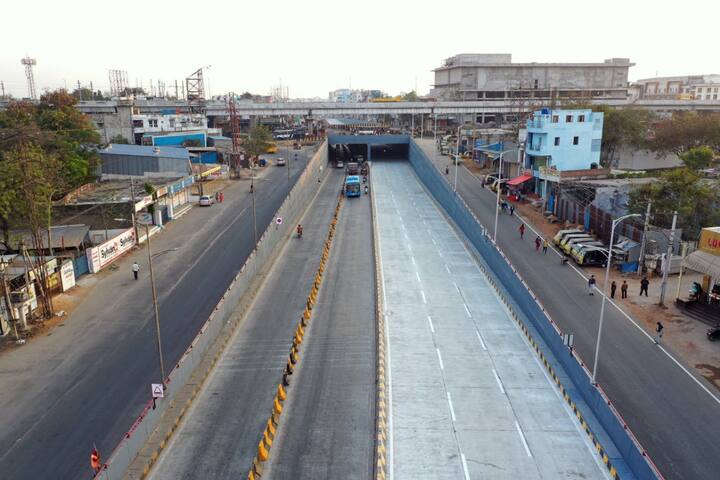 ఎల్బీ నగర్ కూడలిలో ఇన్నర్ రింగ్ రోడ్డుగా పిలిచే ప్రధాన రహదారిపై జీహెచ్ఎంసీ నిర్మించిన అండర్పాస్, బైరామల్ గూడలో ఫ్లై ఓవర్లను మంత్రి కేటీఆర్ ప్రారంభించారు.