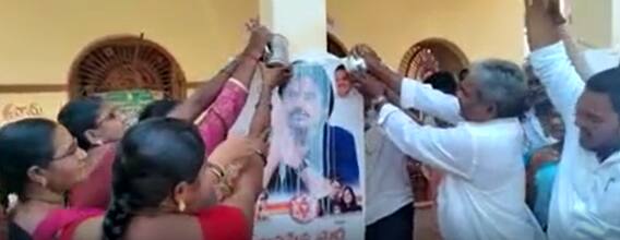 Ippatam Villagers Love For Pawan Kalyan: పవన్ చిత్రపటానికి పాలాభిషేకం | Janasena| ABP Desam