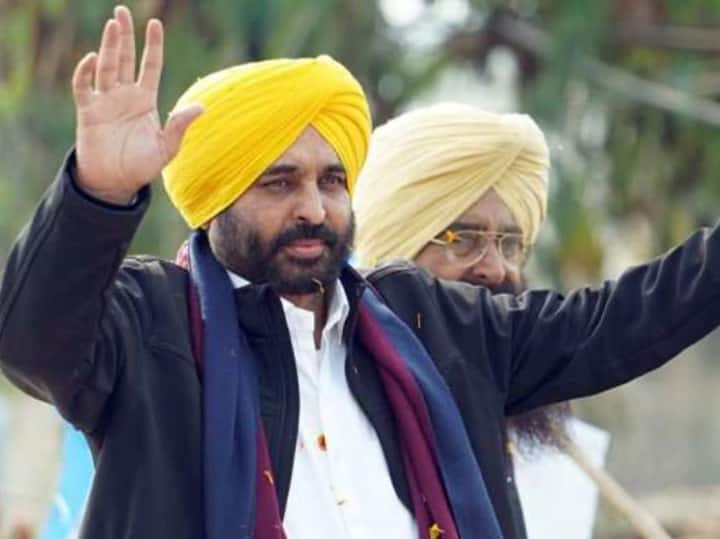 मान ने बीकॉम प्रथम वर्ष की परीक्षा वर्ष 1992 में शहीद उधम सिंह सरकारी कॉलेज से पास की थी. साल 2015 में भगवंत मान की शादी इंद्रप्रीत कौर से हुई थी लेकिन अब दोनों अलग हो गए है. इनके दो बच्चे भी हैं.