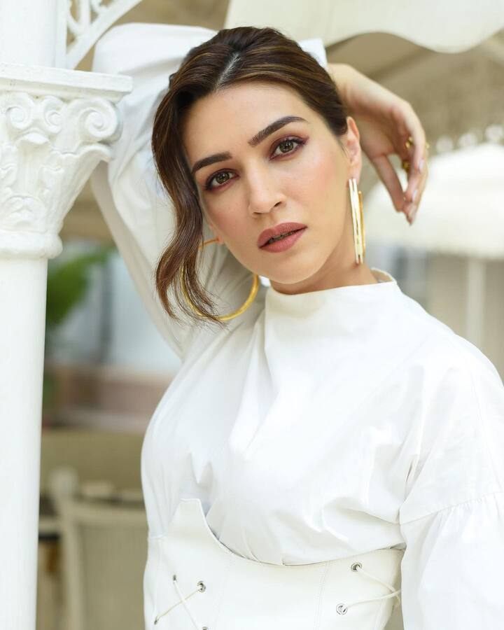 बॉलिवूडची 'परम सुंदरी' म्हणजेच प्रसिद्ध अभिनेत्री क्रिती सेनन. (photo:kritisanon/ig)