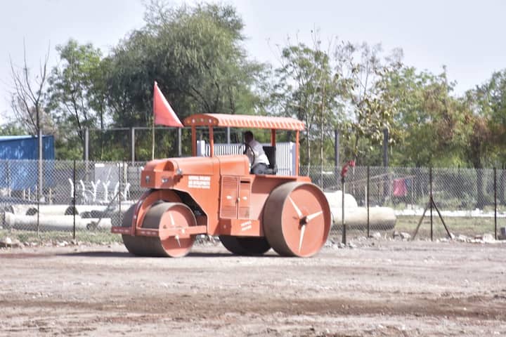हॉकीपटूंना या मैदानावर दिवसा तसेच रात्रीच्या वेळी सराव करण्याची संधी मिळणार आहे. रात्री सरावासाठी खास इंदूरवरुन फ्लडलाईट्स मागवले आहेत. मैदान लेव्हल करण्यासाठी त्यांनी त्यांच्या देखरेखीखाली खूप मेहनत घेतली. जमिनीला पृष्ठभागापासून तीन फूट उंची देण्यात आली. 130 वाहने मुरुम आणि 100 ट्रॉली मलबा आणण्यात आला. रस्त्याचे इंजिन म्हणजेच रोड रोलर रात्रंदिवस मैदानावर चालवले. जमिनीच्या आतून जमिनीला पाणी देण्यासाठी अंडरग्राऊंड 6 स्प्रिंकलर पाईप बसवण्यात आले आहेत. ठिंबक सिंचनाखाली हे मैदान मखमली गालिच्यासारखे तयार होत आहे.