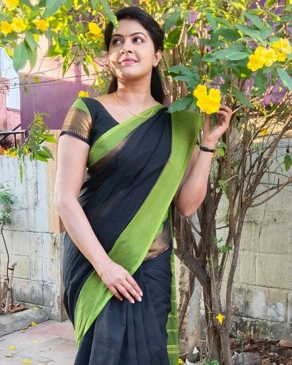 ரஷிதா மகாலட்சுமி பெங்களூரில் பிறந்தவர்.