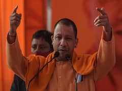 Gorakhpur पहुंचकर CM Yogi ने बाबा गोरखनाथ मंदिर में की पूजा,श्रद्धालुओं संग खेलेंगे फूलों की होली