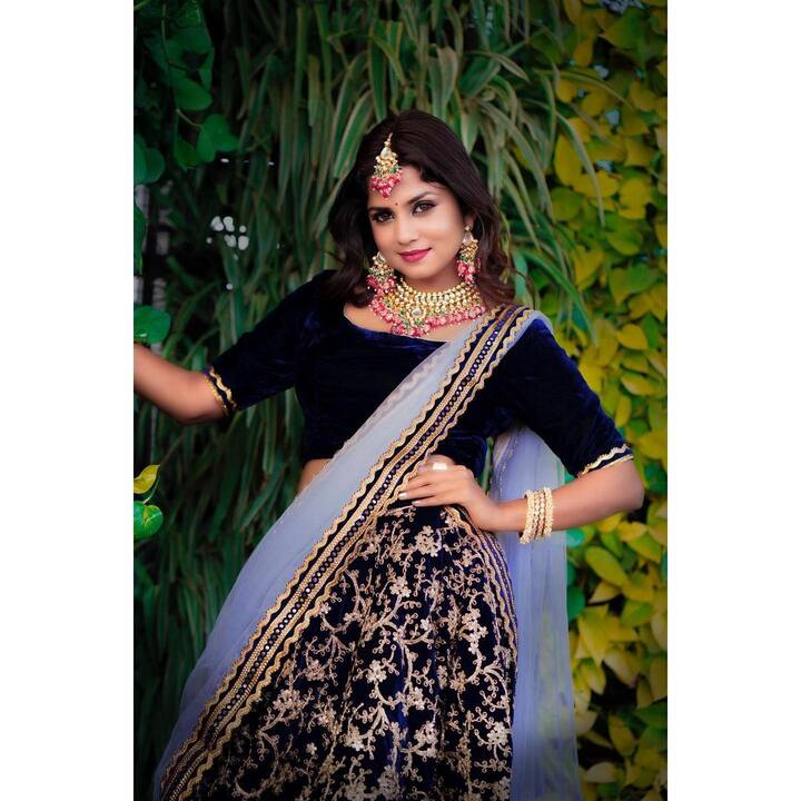 బెంగుళూరులోనే పుట్టి పెరిగిన రక్షా గౌడ విద్యాభ్యాసం మొత్తం బెంగళూరులోనే. చిన్నప్పటి నుంచి నటనపై ఉన్న ఆసక్తితో మోడలింగ్ లో అడుగుపెట్టిన రక్షా బీబీఏ చదువుండగా 'రాధారమణ' అనే కన్నడ సీరియల్ లో నటించే ఛాన్స్ కొట్టేసింది.