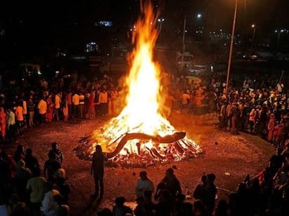 Holika dahan 2024: ਹੋਲਿਕਾ ਦਹਨ 24 ਮਾਰਚ 2024 ਨੂੰ ਹੈ। ਹੋਲਿਕਾ ਦੀ ਅੱਗ ਨਕਾਰਾਤਮਕ ਊਰਜਾ ਦਾ ਨਾਸ਼ ਕਰਦੀ ਹੈ ਪਰ ਸ਼ਾਸਤਰਾਂ ਅਨੁਸਾਰ ਕੁਝ ਲੋਕਾਂ ਨੂੰ ਹੋਲਿਕਾ ਦਹਨ ਨਹੀਂ ਦੇਖਣਾ ਚਾਹੀਦਾ, ਉਨ੍ਹਾਂ ਤੇ ਇਸ ਦਾ ਬੁਰਾ ਪ੍ਰਭਾਵ ਪੈਂਦਾ ਹੈ।