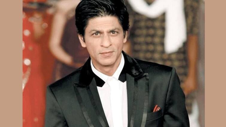 Shirtless Shah Rukh Khan flaunts 8 pack abs on the sets of Pathaan, fans’ heart beats fast after seeing the leaked photo, know in details Pathan: 'পাঠান' ছবিতে শাহরুখ খানের এইট প্যাক অ্যাবসের ছবি ফাঁস! তোলপাড় নেট দুনিয়া