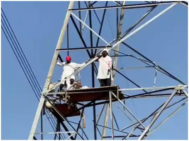 Farmers climb the tower of high tension line in satna ANN Satna News: हाईटेंशन लाइन के टावर पर सतना के किसानों ने बिछाई खाट,सात सालों से मुआवजे का इंतजार