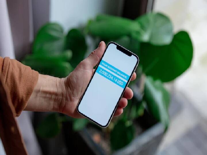 नेट बैंकिंग को यूज करते वक्त इस बात का ध्यान रखें कि जो आपने नेट बैंकिंग का पासवर्ड बनाया है वह स्ट्रांग होना चाहिए. कई बार लोग अपनी डेट ऑफ बर्थ या अपने नाम के अनुसार आसान पासवर्ड का चुनाव कर लेते हैं. ऐसे में बाद में वह फ्रॉड का शिकार हो जाते हैं. इसलिए नेट बैंकिंग का पासवर्ड बनाने समय एक स्ट्रांग पासवर्ड का चुनाव करें.(PC: Freepik)