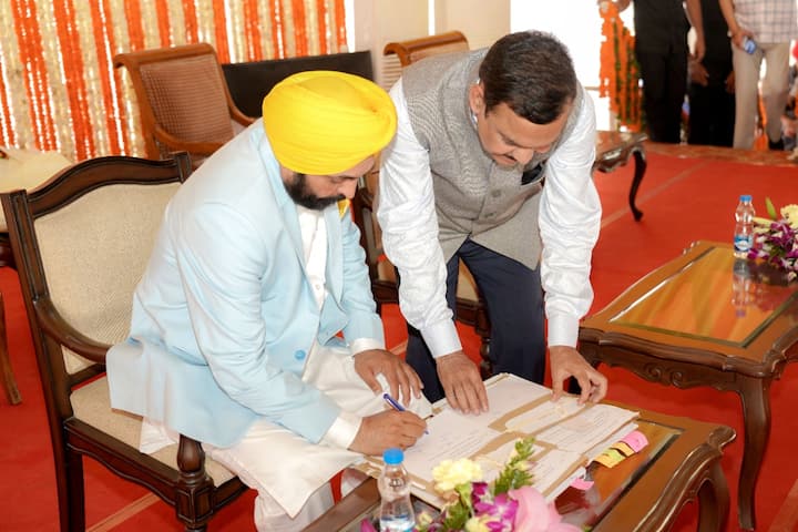 ਉਨ੍ਹਾਂ ਦੇ ਕਰੀਬੀਆਂ ਨੇ ਦੱਸਿਆ ਕਿ ਭਗਵੰਤ ਮਾਨ ਬੱਚਿਆਂ ਨੂੰ ਦੇਖ ਕੇ ਬਹੁਤ ਖੁਸ਼ ਹਨ। ਭਗਵੰਤ ਦੀ ਮਾਂ ਹਰਪਾਲ ਕੌਰ ਆਪਣੇ ਪੋਤੇ-ਪੋਤੀਆਂ ਨੂੰ ਮਿਲ ਕੇ ਭਾਵੁਕ ਹੋ ਗਈ।
