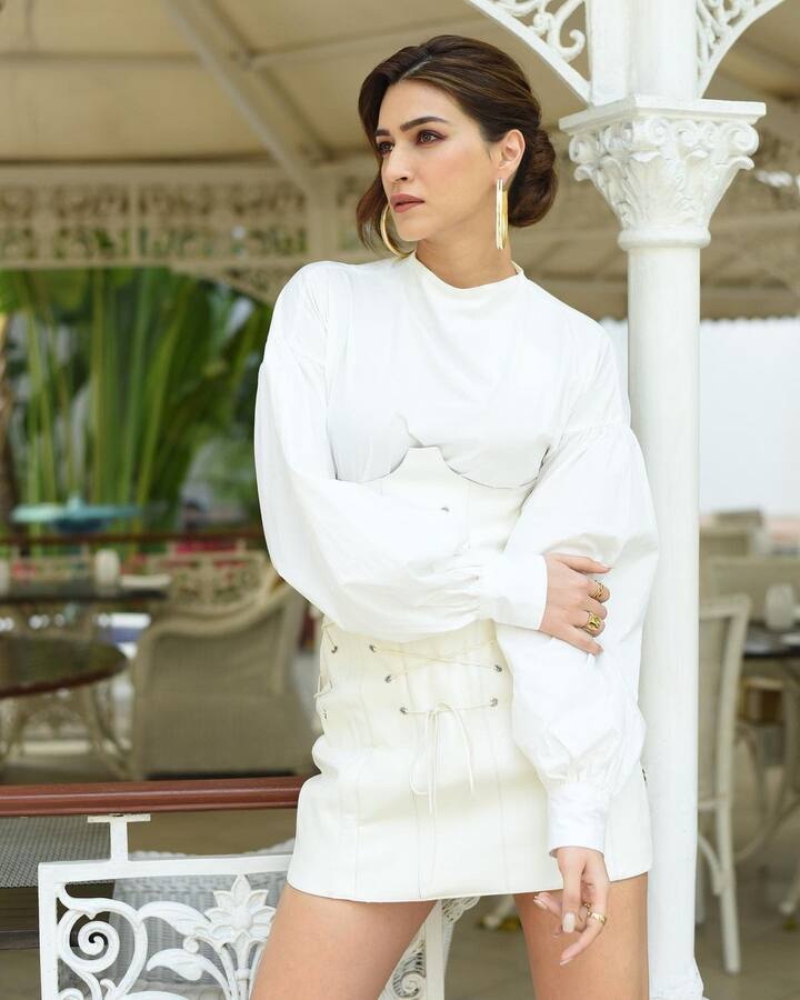 बॉलिवूड अभिनेत्री क्रिती सेनन सोशल मीडियावर प्रचंड सक्रिय असते.(photo:kritisanon/ig)