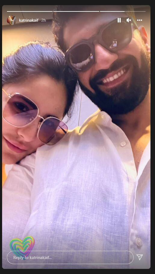 आंखों में भरी नींद फिर भी चेहरे पर मुस्कान, कैटरीना कैफ ने विक्की कौशल संग शेयर की रोमांटिक फोटोज