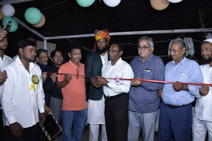 या मैदानावर दिवसा तसेच रात्री देखील सराव करता यावा यासाठी सर्व सुविधा उपलब्ध करून देण्यात आल्या आहेत. या मैदानाचे लोकार्पण हॉकीचे जादूगार असलेले मेजर ध्यानचंद यांचे सुपुत्र अशोककुमार ध्यानचंद यांच्या हस्ते करण्यात आले.