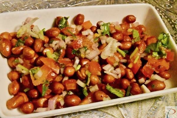 मसाला मूंगफली पीनट – ये घर पर बनाना बहुत ही आसान है. इसे बनाने के लिए आपको 150 ग्राम तली हुई मूंगफली,1 प्याज़ बारीक कटी हुई,1 टमाटर बारीक कटा हुआ, धनिया महीन कटा हुआ, आधा चम्मच नमक और आधा चम्मच काली मिर्च चाहिए. फिर आप इन सभी चीजों को एकसाथ मिला लें. आप चाहें तो इसपर थोड़ा नींबू का रस भी मिला सकते हैं. बस आपकी मसाला मूंगफली परोसने को तैयार है.