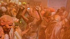 Holi 2022: লাল-নীল-সবুজে ফাগুনের রং, হোলি উৎসবে মাতলেন বৃন্দাবনের বিধবারা