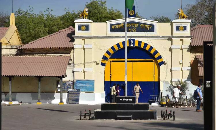 Nagpur bench of Bombay HC sends Central Jail SP to 7 days jail marathi news Nagpur : तब्बल 41 गुन्ह्यांमध्ये न्यायालयाचा अवमान, पोलीस अधीक्षकाला 7 दिवसांच्या तुरुंगवासाची शिक्षा