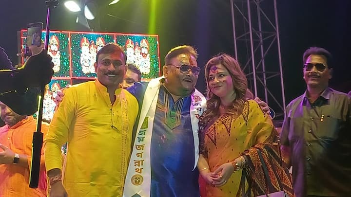 মন্দির ছাড়ার আগে তৃণমূলের (TMC) প্রভাবশালী নেতার মুখে ছিল রাজনৈতিক বুলি।   সম্প্রতি পঞ্জাব নির্বাচনে (Punjab Election) দারুণ সাফল্য লাভ করেছে আম আদামি পার্টি (Aaam Admi Party)। পঞ্জাবের পর এবার বাংলাতেও (West Bengal) তাদের রাজনৈতিক জমি শক্ত করতে চাইছে অরবিন্দ কেজরিওয়ালের (Arvind Kejriwal) দল। একদা তৃণমূল নেত্রীর 'গুড বুকে' থাকা কেজরিওয়ালের এহেন আচরণে মুখ খুলছে দলের একাংশ।