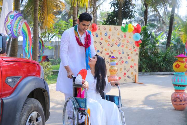 মিরিকের পাহাড়ের কোলে হয়েছে গোটা পর্বের শ্যুটিং। গোটা আয়োজন মনে করিয়ে দিয়েছিল 'চিরদিনই তুমি যে আমার' ছবির দৃশ্য। 'বাতাসে গুনগুন' গানে রাহুল-প্রিয়ঙ্কার প্রেম মন ছুঁয়েছিল সকলেরই। 'মিঠাই'-এর সেটেও দেখা গিয়েছিল তেমনই বাথটাবে আর গোলাপের পাপড়ি।