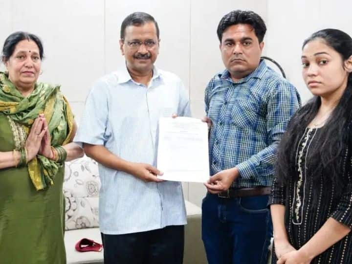 cm arvind kejriwal handover one crore rs cheque and gave govt job to ankit sharma brother died in delhi riots  दिल्ली दंगलीत जीव गमावलेल्या अंकित शर्माच्या भावाला केजरीवाल सरकारकडून सरकारी नोकरी, कुटुंबाला 1 कोटी रुपये