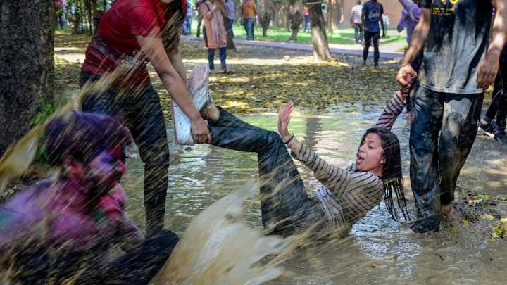 গোটা দেশ যে দিন হোলি পালন করে, তার পরের দিনটি হোলা মহল্লা হিসেবে পালিত হয়। শিখ যোদ্ধাদের সম্মানে উৎসর্গ এই উৎসব। নিহঙ্গ শিখদের কাছে এই উৎসব অত্যন্ত গুরুত্বপূর্ণ।
