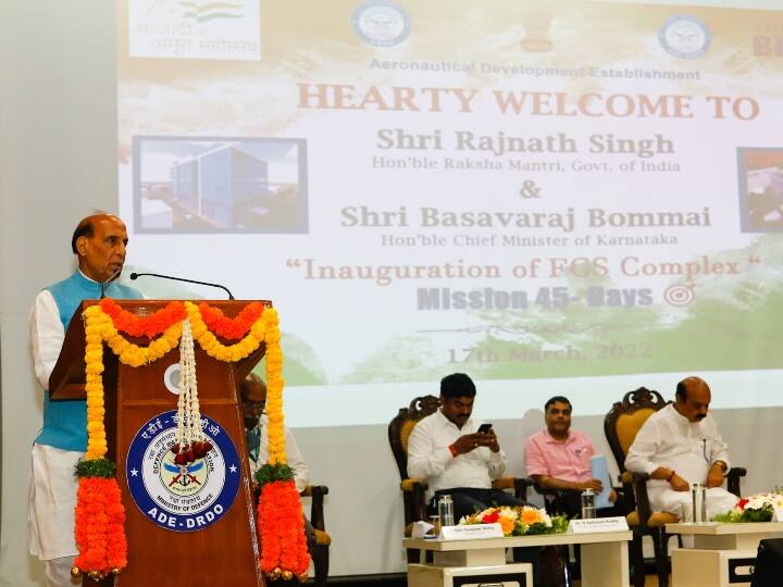 रक्षा मंत्री राजनाथ सिंह ने गुरुवार को 1.3 लाख वर्ग फुट प्लिंथ एरिया के साथ सात मंजिला इमारत का उद्घाटन किया, जिसे रक्षा अनुसंधान और विकास संगठन (डीआरडीओ) ने केवल 45 दिनों के रिकॉर्ड समय में इन-हाउस हाइब्रिड तकनीक का उपयोग करके बनाया है.