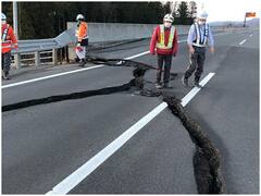 जापान में भूकंप से चार की मौत, पटरी से उतरी बुलेट ट्रेन, 20 लाख घरों में छाया अंधेरा, देखें तस्वीरें