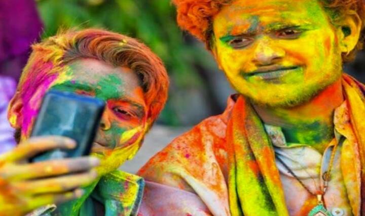 ਹੋਲੀ ਦੇ ਮੌਕੇ 'ਤੇ ਲੋਕਾਂ ਡਰ ਰਹਿੰਦਾ ਹੈ ਕਿ ਮੋਬਾਈਲ ਫ਼ੋਨ ਜਾਂ ਕੋਈ ਕੀਮਤੀ ਯੰਤਰ ਰੰਗਾਂ ਤੇ ਪਾਣੀ ਨਾਲ ਖ਼ਰਾਬ ਨਾ ਹੋ ਜਾਵੇ। ਗਲਤੀ ਨਾਲ ਜੇਕਰ ਸਾਡਾ ਮੋਬਾਈਲ ਜਾਂ ਕੋਈ ਜ਼ਰੂਰੀ ਗੈਜੇਟ ਪਾਣੀ ਵਿੱਚ ਡਿੱਗ ਜਾਂਦਾ ਹੈ ਤਾਂ ਅਜਿਹੀ ਸਥਿਤੀ ਵਿੱਚ ਤੁਹਾਨੂੰ ਕਈ ਸਮੱਸਿਆਵਾਂ ਦਾ ਸਾਹਮਣਾ ਕਰਨਾ ਪੈ ਸਕਦਾ ਹੈ।